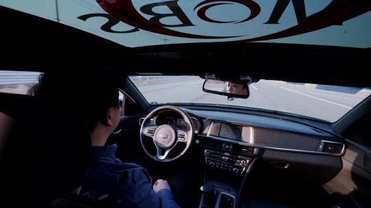 현대모비스는 독자 개발한 고해상도 단거리 레이더를 2020년부터 국내 완성차에 공급한다고 20일 밝혔다. 이 단거리 레이더는 후측방 충돌경고 시스템(BCW)에 적용하는 첨단 기술이다. 현대모비스 연구원이 자율주행 센서를 적용한 자율주행 테스트카 엠빌리를 시험 운전하고 있는 모습.  현대모비스 제공